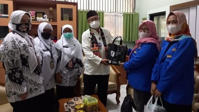 Hari Guru, PB PMII Bagikan Paket Peralatan Kesehatan