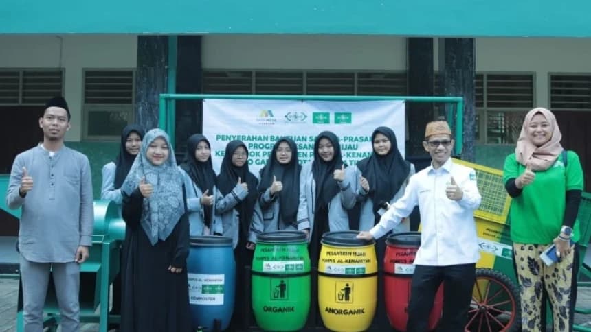 Terima Peralatan Pesantren Hijau, Al-Kenaniyah Mulai Ubah Pengelolaan Sampah