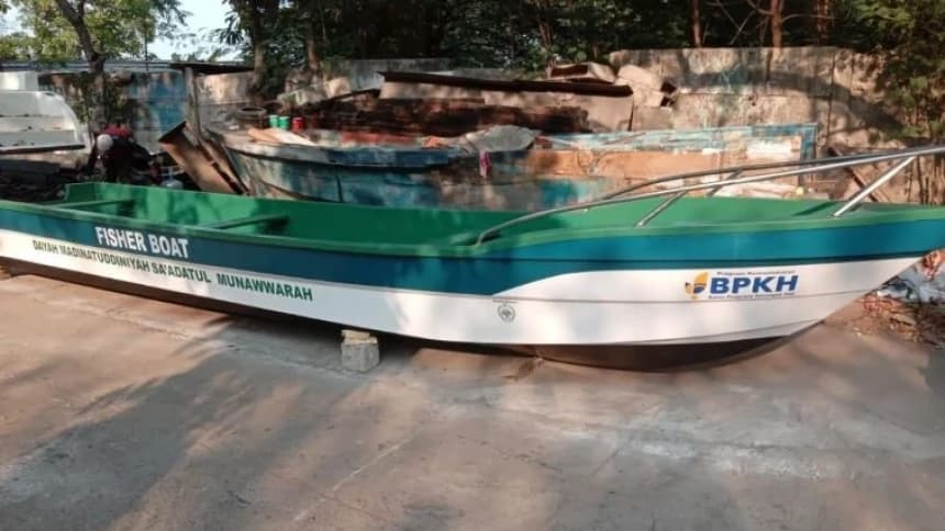 NU Care-LAZISNU dan BPKH Salurkan Perahu Nelayan untuk Pesantren di Aceh Besar