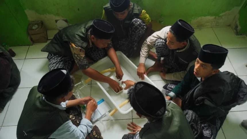 Olah Sampah Jadi Pakan Maggot, Santri Al-Anwar 2 Rembang Buktikan Pesantren Jadi Pusat Inovasi Lingkungan
