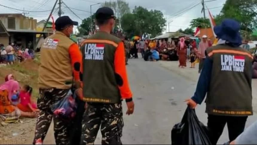 Antisipasi Perubahan Iklim, NU Kencong Tanam Bibit di Bibir Pantai