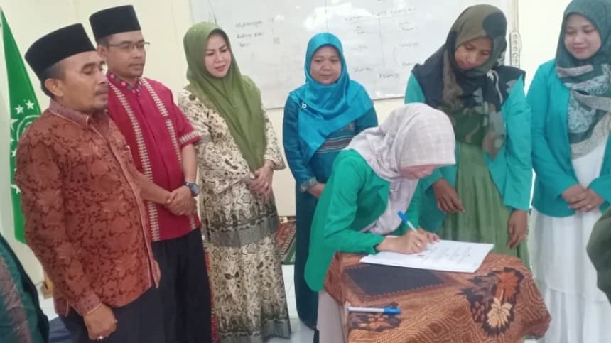 Fatayat NU Sumbar MoU dengan Bawaslu Tingkatkan Pengawasan Pemilu