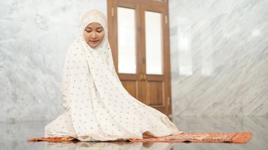 Apakah Terbukanya Dagu Wanita Membatalkan Shalat? Ini Penjelasannya Berdasarkan Fiqih Mazhab
