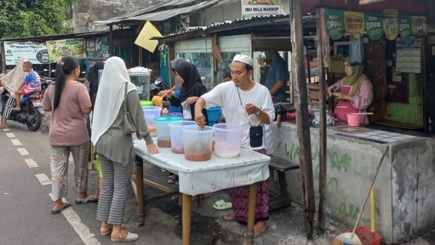 Berburu Takjil Buka Puasa di Jalan KR Widyodiningrat Buaran Jakarta Timur