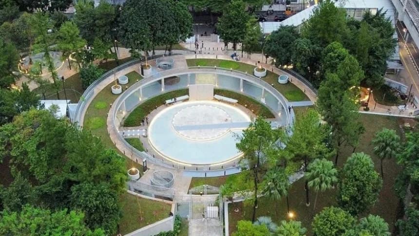 Berpiknik Ria di Ruang Terbuka Hijau Jakarta