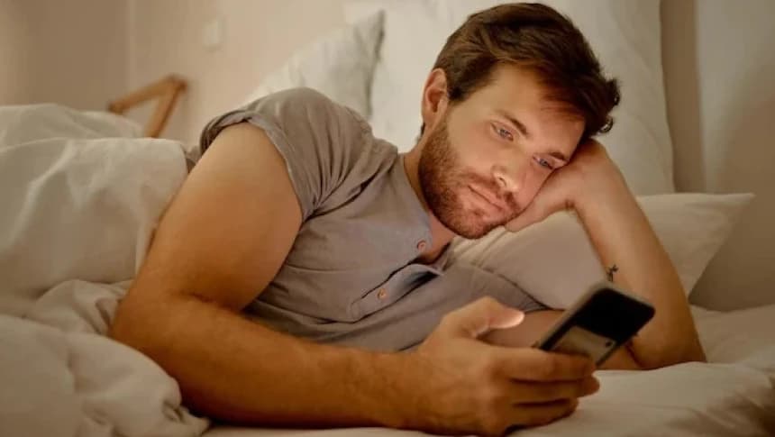 Setop Main Smartphone Sebelum Tidur, Ini Risikonya