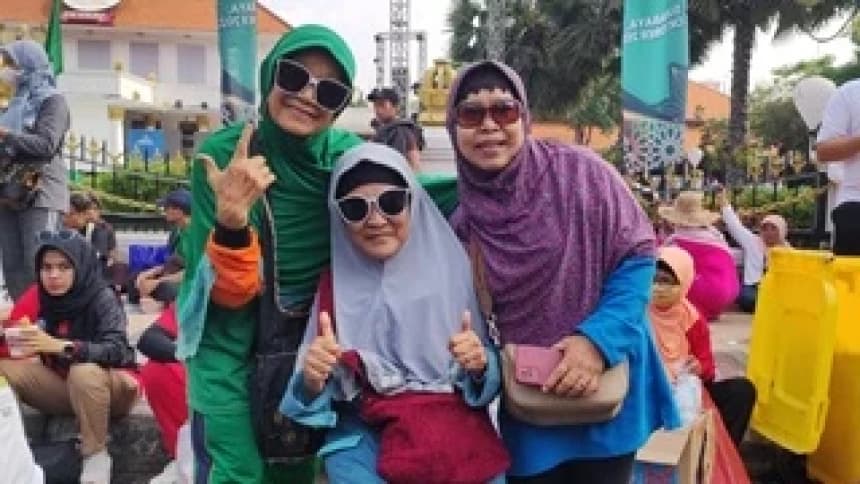 Ketika "Trio Nenek" Ikuti Jalan Sehat Hari Santri 2023