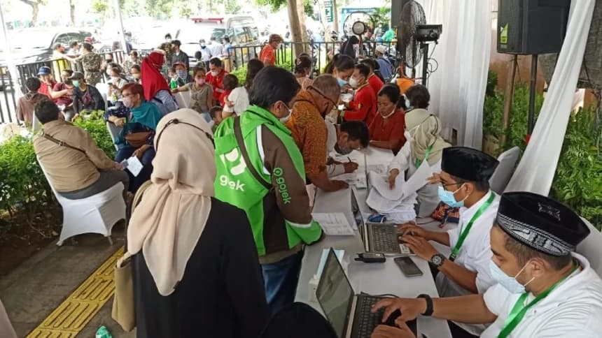 Antusiasme Warga Ikut Vaksinasi Booster dapat Minyak Goreng Gratis