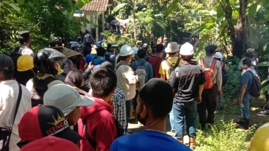 Tak Cuma Pisau Dapur dan Alat Tani, Aparat Sita Ponsel Warga di Wadas