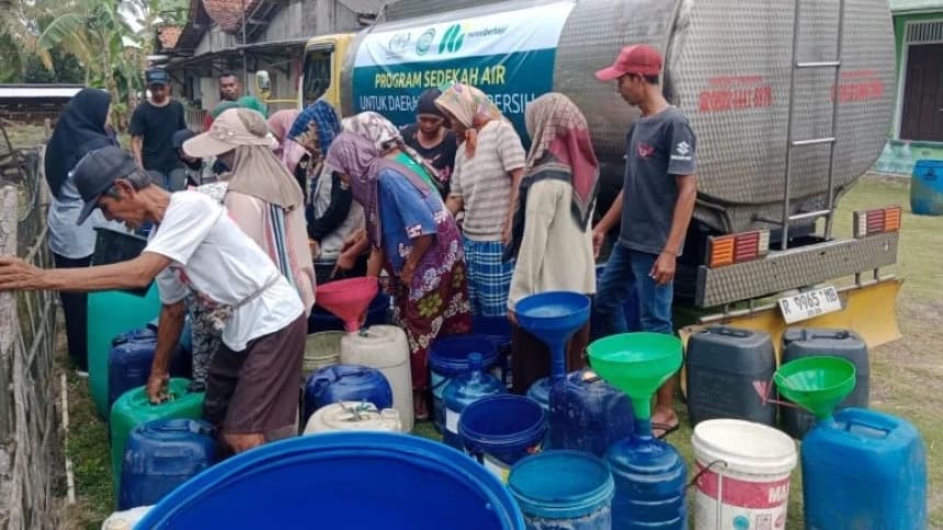 Dampak Kekeringan, Warga Cilacap Tempuh 3 Kilometer dan Antre hingga Malam untuk Dapatkan Air Bersih