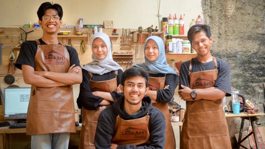 Santri Ahli Kaligrafi Ini Jalani Usaha Lukisan Bakar, Omzet Tembus Puluhan Juta