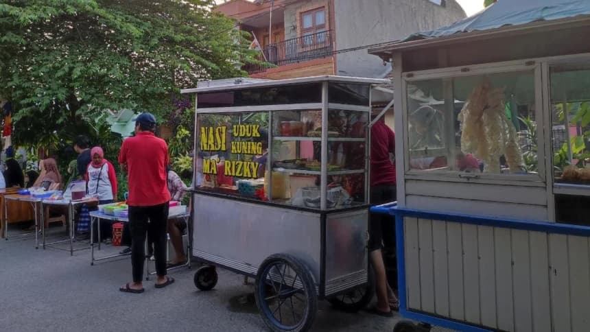 Puasa Pertama, Pedagang Takjil Dadakan Padati Pinggiran Pasar Wisma Asri Bekasi