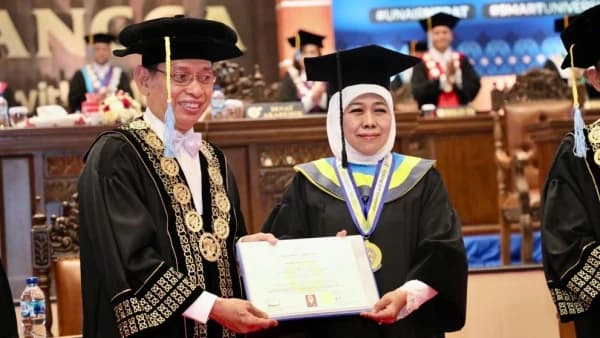Ketum PP Muslimat NU Raih Doktor Honoris Causa Bidang Ilmu Ekonomi