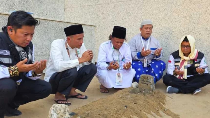 Makam Syekh Nawawi Al-Bantani yang Basah oleh Doa Peziarah