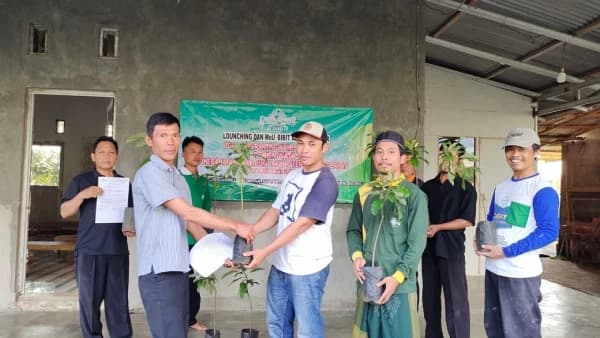 Ingin Amal Jariyah Tak Terputus, Warga NU Desa Watas Bagikan Bibit Alpukat