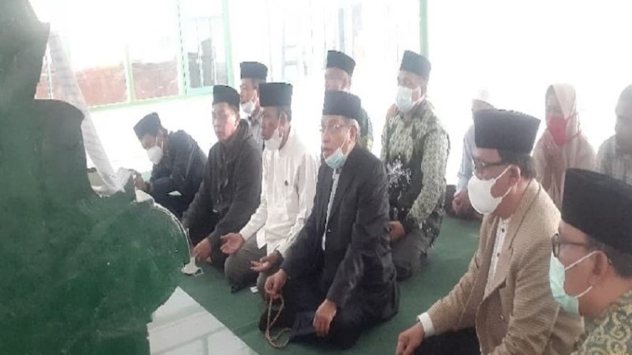 KH Said Aqil Siroj visits tomb of the founder of Al-Khairat