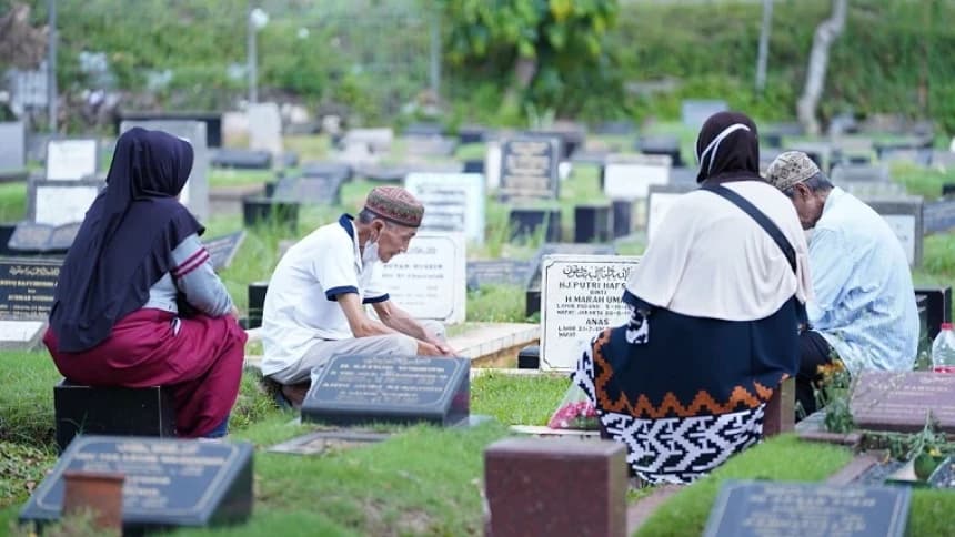 Peziarah Kubur Jelang Ramadhan, dari Manfaatkan Buku Yasin hingga Gadget