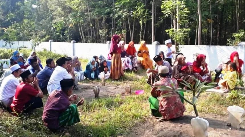 10 Adab Ziarah Kuburan saat Lebaran